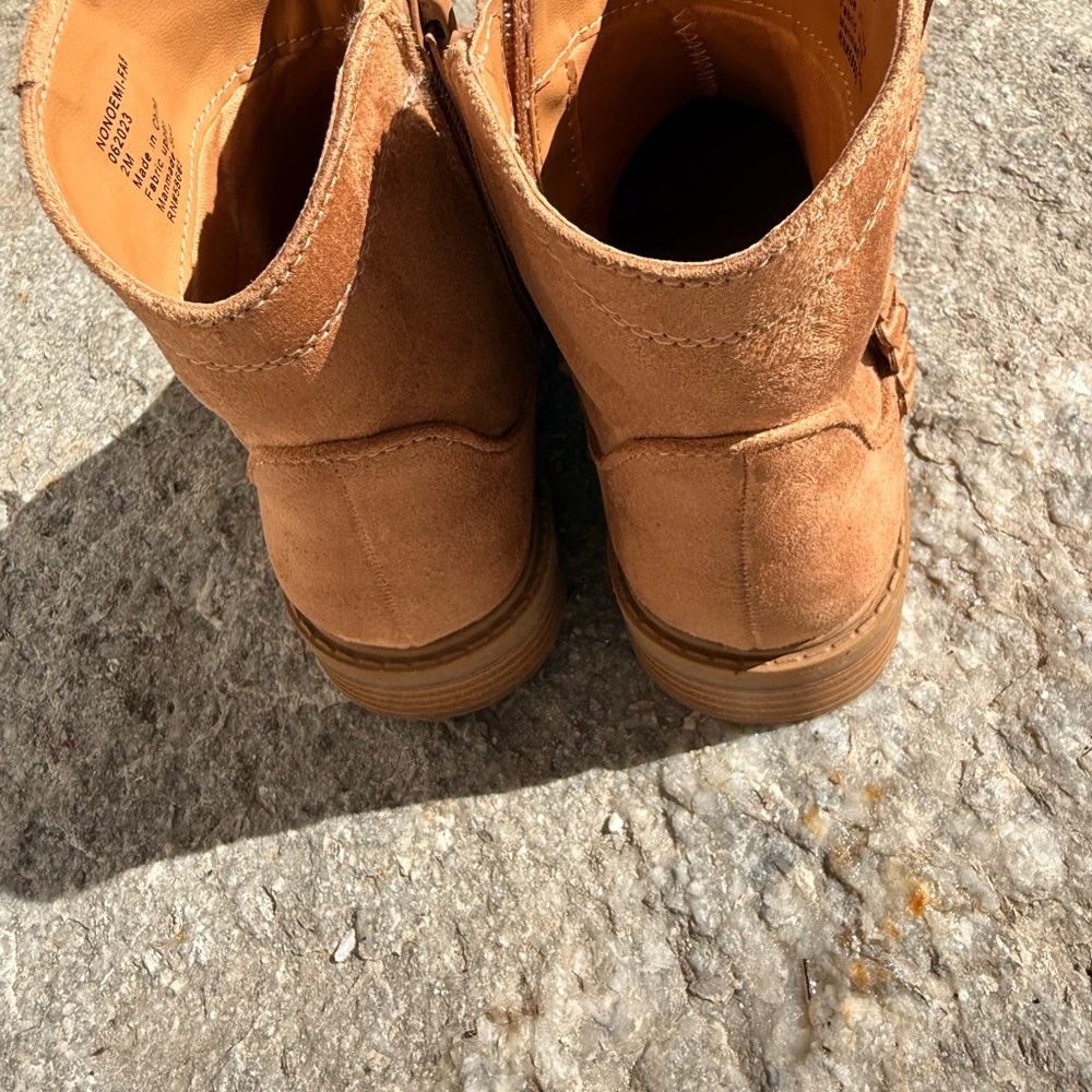 Nordstrom 
Girls
Size 2
Camel 
Suede style Boots - Picture 2 of 5